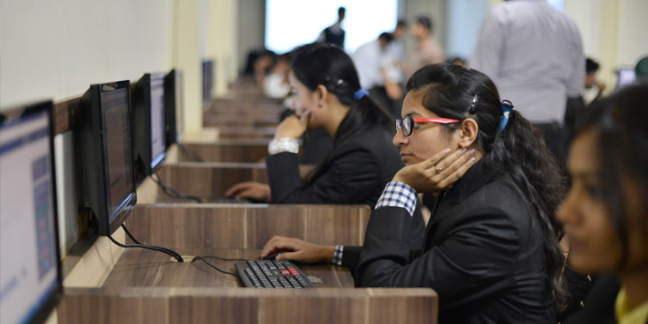 勉強に励むインドの学生、コンピュータ学科