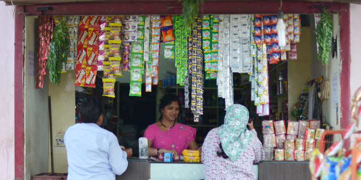 インドのちょっと綺麗な地元密着型チャイ店舗