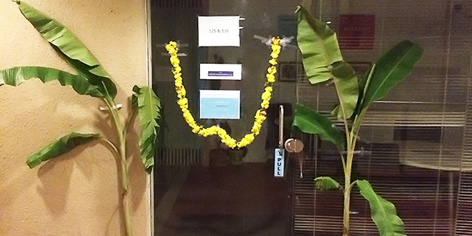 ガネーシャ・チャトゥルティのオフィス入り口の飾り付け