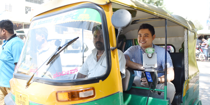 オートリキシャー（オートリキシャー）に乗る運転手と日本人、鹿野絢人