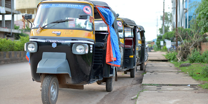 ディーゼルエンジンを積んだ黄色と黒のオートリキシャー