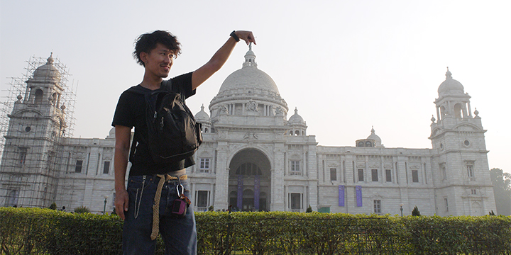 荒木大輝さんが2015年の世界一周中に北インドで撮影した写真。インド人のよくする遠近法で建物をつまむポーズ