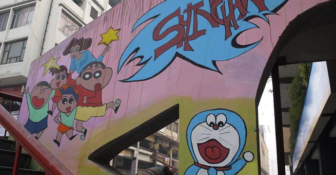 北インドの建物に描かれた日本のアニメ・キャラクターたち。クレヨンしんちゃんとドラえもん。撮影：荒木大輝 