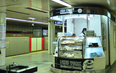 東京メトロ丸ノ内線新宿駅ホームのJack In The Donuts