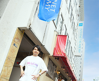 受講生時代に通った山興ビルをバックに